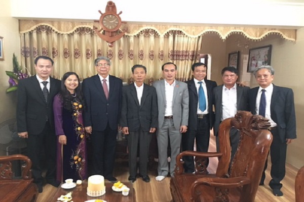 Chủ tịch Đặng Vũ Minh và các đồng chí lãnh đạo chup ảnh lưu niệm với AHLĐ NGND Đặng Quang Thuần